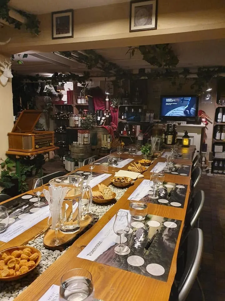 Gedekte proeftafel met glazen en hapjes in de proeverijruimte