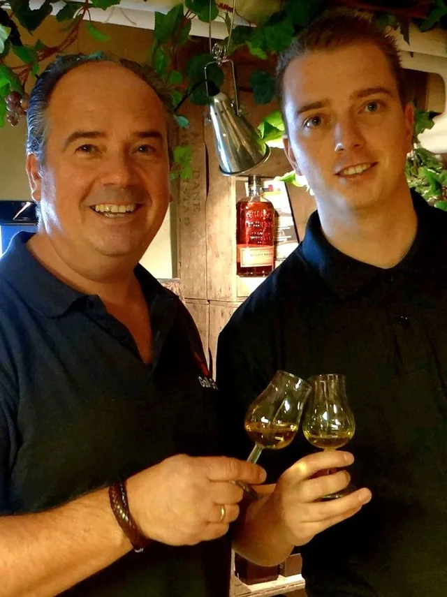 Peet en Jeroen proosten met een glas whisky