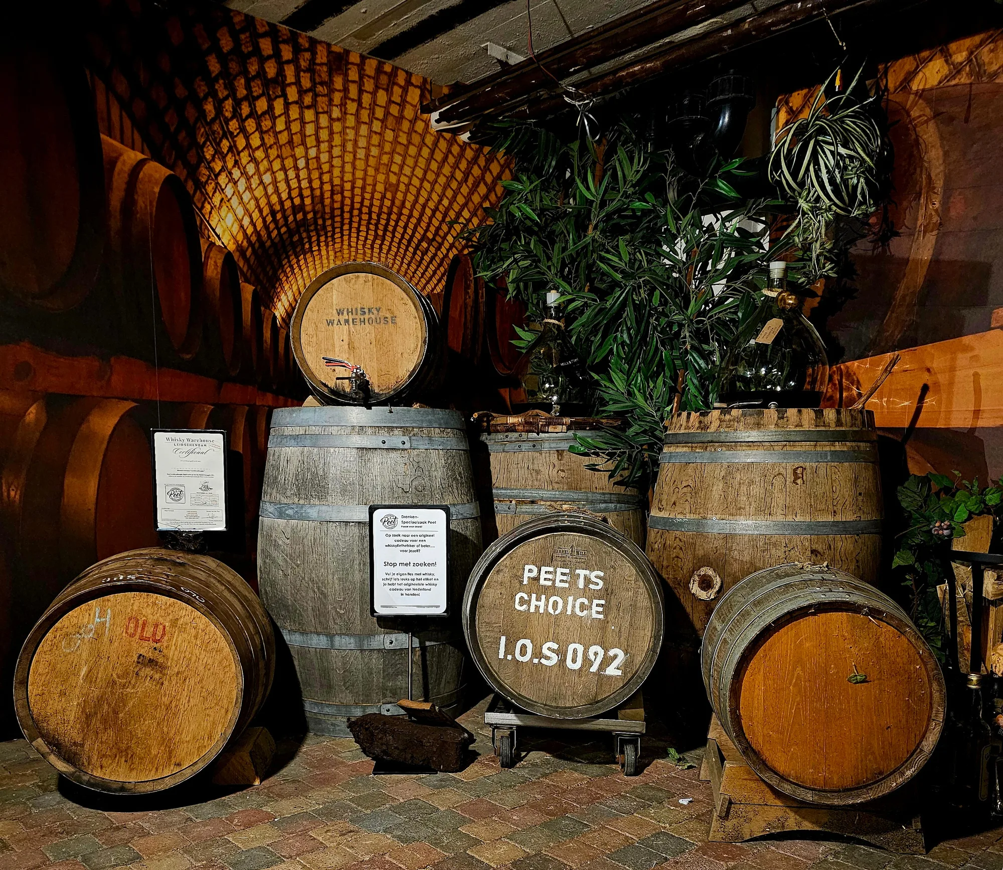 Houten vaten in de kelder onder Drankenspeciaalzaak Peet, met een Whisky Warehouse-vat en het vat Peets Choice
