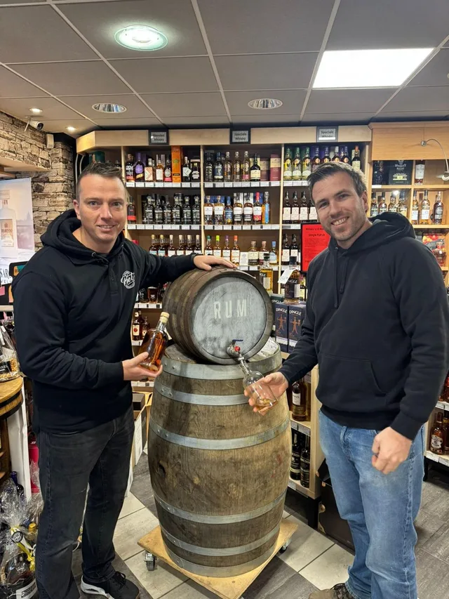 Rum uit het vat tappen in de winkel van Drankenspeciaalzaak Peet