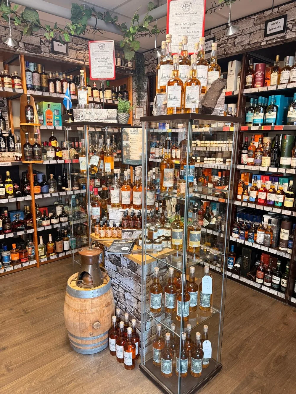 Vitrines vol Barrel Smuggler in de winkel van Drankenspeciaalzaak Peet