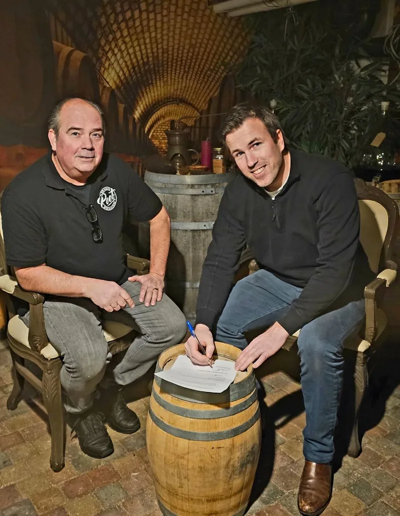 Peet en Jeroen tussen de vaten in de kelder onder Drankenspeciaalzaak Peet