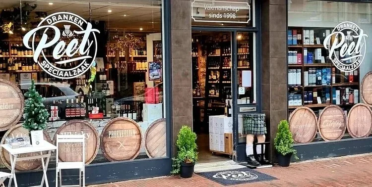 Winkelpui van Drankenspeciaalzaak Peet in Leidschendam, met vaten in de etalage